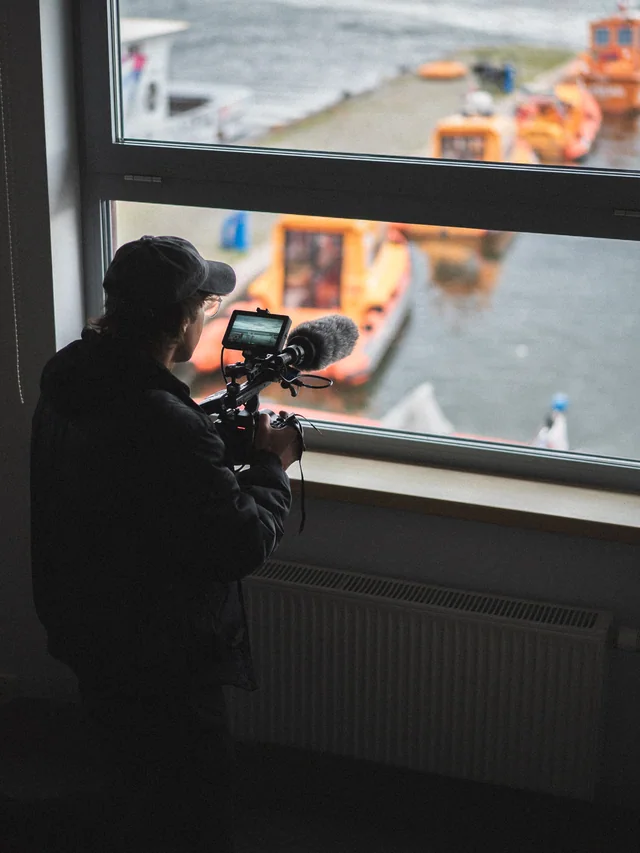 Praca z kamerą na planie filmowym