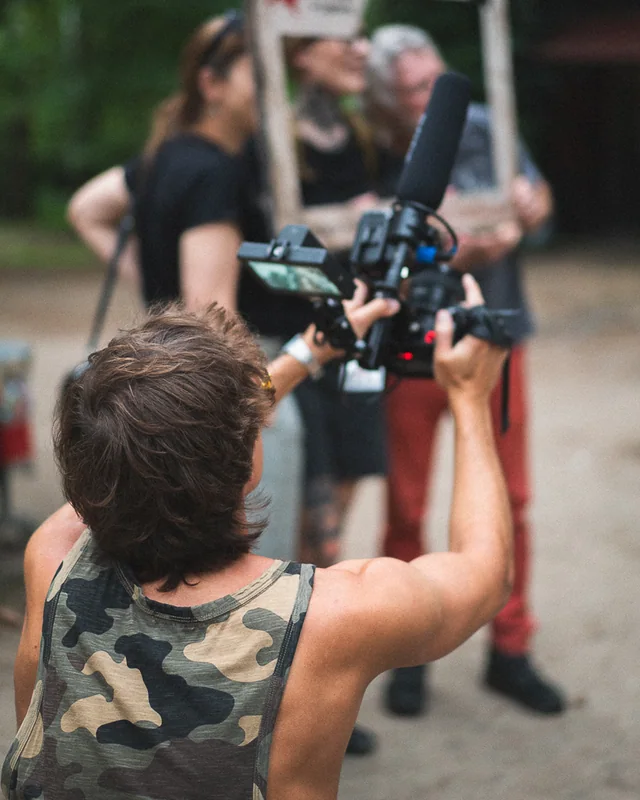 Praca z kamerą na planie filmowym