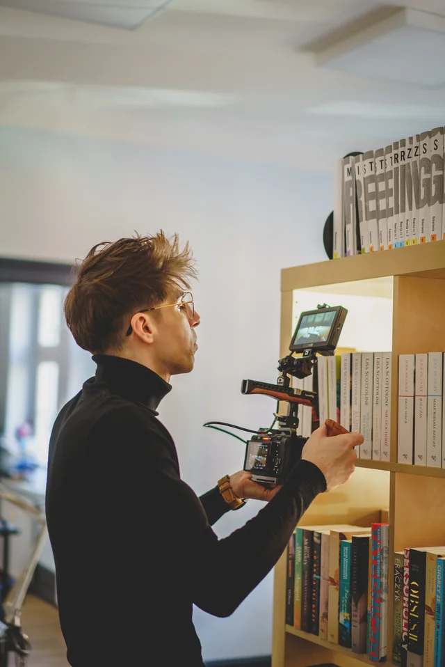 Praca z kamerą na planie filmowym