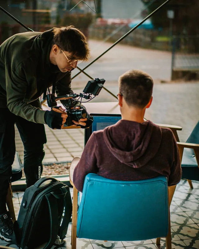 Praca z kamerą na planie filmowym